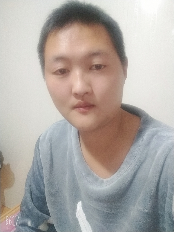 烟圈里透着伤的第二张照片--长沙相亲服务中心