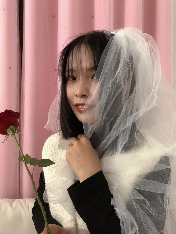 持紫菜包饭的女孩的第一张照片--长沙相亲服务中心
